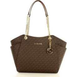 Logowana torebka kuferek MICHAEL KORS - JET SET TRAVEL - brown/acorn. Brązowe kuferki damskie marki Michael Kors, bez wzorów, na ramię, bez dodatków. Za 1399,00 zł.