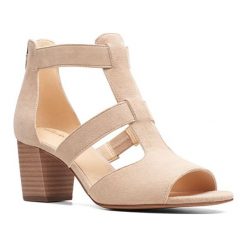Skórzane sandały w kolorze beżowym. Sandały damskie Clarks, Wojas. W wyprzedaży za 239,95 zł.