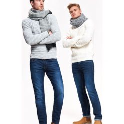 Sweter męski z przeplotami. Białe swetry męskie Top Secret, na zimę, xl, bez wzorów, z wełny, eleganckie, bez kołnierzyka, bez kaptura. W wyprzedaży za 49,99 zł.