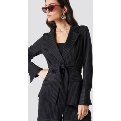 NA-KD Classic Marynarka w paski z wiązaniem - Black. Czarne marynarki i żakiety damskie NA-KD Classic, w paski. Za 283,95 zł.