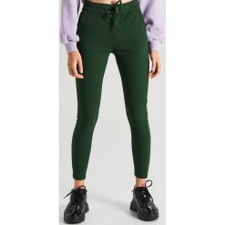 Spodnie ze ściągaczem - Khaki. Brązowe spodnie damskie Cropp. Za 79,99 zł.