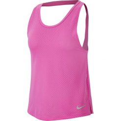 Top sportowy w kolorze różowym. Różowe topy damskie Nike Women, s, bez wzorów, z materiału, z okrągłym kołnierzem. W wyprzedaży za 66,95 zł.