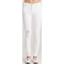 JEANSY SKINNY FIT Armani Exchange. Białe jeansy damskie Armani Exchange, z aplikacjami, z jeansu. Za 305,40 zł.