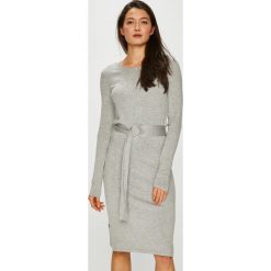 Vero Moda - Sukienka. Szare sukienki damskie Vero Moda, na co dzień, s, bez wzorów, z wiskozy, casualowe, z okrągłym kołnierzem, z długim rękawem, długie, midi, proste. W wyprzedaży za 119,90 zł.