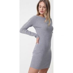 Szara Sukienka Kareela. Szare sukienki damskie Born2be, xl, z aplikacjami, z dzianiny, eleganckie, długie, mini, dopasowane. Za 109,99 zł.