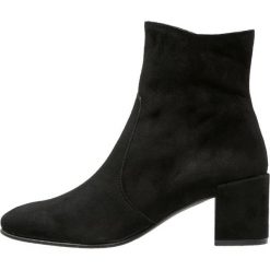 KIOMI Botki black. Czarne botki damskie na zamek KIOMI, z materiału, klasyczne. Za 379,00 zł.