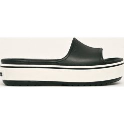 Crocs - Klapki. Pomarańczowe klapki damskie Crocs, bez wzorów, z gumy, bez obcasa, na obcasie. Za 179,90 zł.