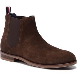 Sztyblety TOMMY HILFIGER - Dress Casual Suede Chelsea FM0FM02212 Coffee Bean 212. Pomarańczowe sztyblety męskie TOMMY HILFIGER, ze skóry, bez zapięcia. W wyprzedaży za 339,00 zł.
