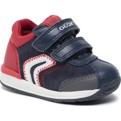 Sneakersy GEOX - B Rishon B. B B940RB 08522 C4244 Navy/Dk Red. Niebieskie trampki chłopięce Geox, bez wzorów, z zamszu, na rzepy. W wyprzedaży za 169,00 zł.
