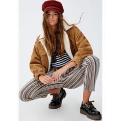 Spodnie w paski. Zielone spodnie damskie Pull&Bear. Za 109,00 zł.