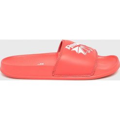 Reebok Classic - Klapki. Różowe klapki damskie Reebok Classic, bez wzorów, ze skóry, bez obcasa, na obcasie. W wyprzedaży za 89,90 zł.