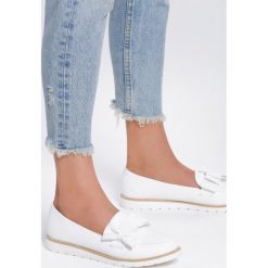 Białe Mokasyny You Can Wear. Białe mokasyny damskie Renee, ze skóry, na płaskiej podeszwie. Za 59,99 zł.