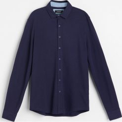 Koszula slim fit z dzianiny pika - Granatowy. Niebieskie koszule męskie Reserved, s, bez wzorów, z dzianiny, bez kołnierzyka, bez rękawów. Za 89,99 zł.