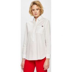 Tommy Hilfiger - Koszula. Białe bluzki damskie TOMMY HILFIGER, na co dzień, bez wzorów, z bawełny, klasyczne, z klasycznym kołnierzykiem, z długim rękawem. W wyprzedaży za 359,90 zł.