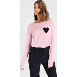 Swetry klasyczne damskie: Baukjen SOPHIE INTARSIA Sweter soft blush/navy