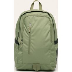 Nike Sportswear - Plecak. Czerwone plecaki damskie Nike Sportswear, bez wzorów, z poliesteru. W wyprzedaży za 109,90 zł.