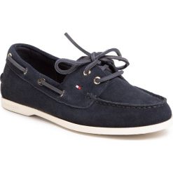 Mokasyny TOMMY HILFIGER - Classic Suede Boat Shoe FW0FW04880 Desert Sky DW5. Niebieskie mokasyny damskie TOMMY HILFIGER, ze skóry, na płaskiej podeszwie. Za 449,00 zł.