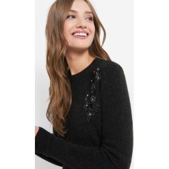 Sweter z aplikacją 3D. Brązowe bez kategorii Orsay, xs, z elastanu, z okrągłym kołnierzem. W wyprzedaży za 80,00 zł.