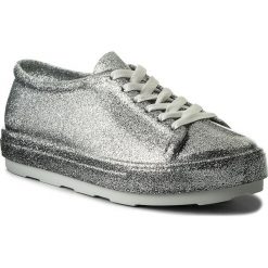 Półbuty MELISSA - Be Ad 31991 Glass Glitter Silver 53228. Szare półbuty damskie Melissa, na co dzień, z aplikacjami, z tworzywa sztucznego, bez obcasa, na płaskiej podeszwie, bez zapięcia. W wyprzedaży za 259,00 zł.