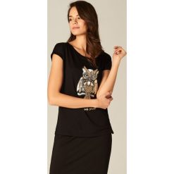 Koszulka z połyskującą aplikacją - Czarny. Czarne koszulki damskie Mohito, s, z aplikacjami, bez kołnierzyka, bez rękawów. Za 49,99 zł.