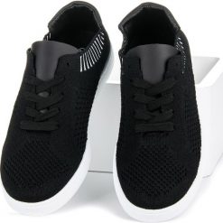 SYDNEY tekstylne trampki damskie czarne. Czarne trampki i tenisówki damskie marki Ideal Shoes, bez wzorów, bez zapięcia. Za 99,99 zł.