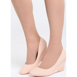 Różowe Koturny Walk With You. Różowe czółenka damskie marki Born2be, z okrągłym noskiem, na koturnie. Za 79,99 zł.