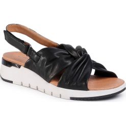 Sandały CAPRICE - 9-28710-34 Black Softnap. 040. Czarne klapki damskie Caprice, bez wzorów, ze skóry, bez obcasa. W wyprzedaży za 189,00 zł.