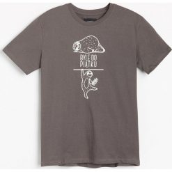 T-shirt z napisem i nadrukiem - Szary. Szare t-shirty męskie Reserved, s, z nadrukiem, bez kołnierzyka. Za 39,99 zł.