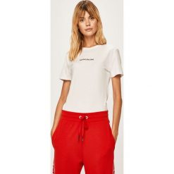 Calvin Klein Jeans - T-shirt. Czerwone bluzki damskie Calvin Klein Jeans, s, bez wzorów, z elastanu, z okrągłym kołnierzem. Za 139,90 zł.