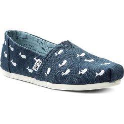 Półbuty TOMS - Classic 10011559 Navy Whale Embroidery. Niebieskie półbuty damskie marki Toms, bez wzorów, z tworzywa sztucznego, bez obcasa, na płaskiej podeszwie, bez zapięcia. W wyprzedaży za 199,00 zł.