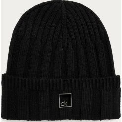 Calvin Klein - Czapka. Czarne czapki męskie Calvin Klein, z aplikacjami, z wiskozy. Za 179,90 zł.
