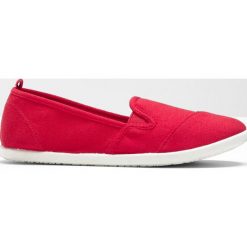 Baleriny sportowe bonprix truskawkowy. Czerwone baleriny damskie bonprix, bez wzorów, sportowe, bez obcasa. Za 27,99 zł.