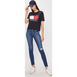 Tommy Jeans - T-shirt DW0DW07153. Białe bluzki damskie Tommy Jeans, s, z nadrukiem, z bawełny, z okrągłym kołnierzem. W wyprzedaży za 189,90 zł.