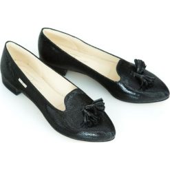 Balerinki z ostrym noskiem - skóra naturalna - model 045 - kolor czarny błyszczący. Czarne baleriny damskie Zapato, bez wzorów, z jeansu, klasyczne, bez obcasa, na obcasie. W wyprzedaży za 209,30 zł.