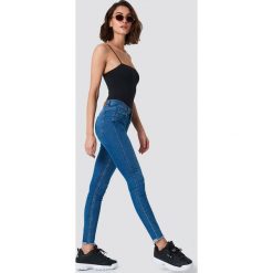 Rut&Circle Jeansy Victoria Skinny Dark Blue - Blue. Niebieskie rurki damskie marki Rut&Circle, z podwyższonym stanem. Za 202,95 zł.