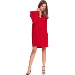Sukienka rozszerzana z falbanką na ramionach. Czerwone sukienki damskie Top Secret, na co dzień, na zimę, bez wzorów, z tkaniny, eleganckie, z falbankami, z długim rękawem, długie, proste. W wyprzedaży za 64,99 zł.