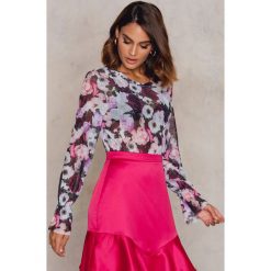NA-KD Top z kwiatowej siateczki - Purple,Multicolor. Fioletowe topy damskie NA-KD, bez wzorów, z elastanu, z falbankami. W wyprzedaży za 36,58 zł.