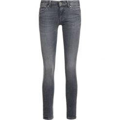 Jeansy Skinny Fit Tommy Jeans DW0DW06557. Szare jeansy damskie Tommy Jeans. W wyprzedaży za 219,00 zł.