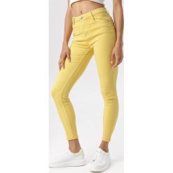 Żółte Spodnie Skinny Calyrei. Żółte spodnie damskie Born2be, bez wzorów. W wyprzedaży za 89,99 zł.