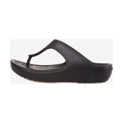 Crocs Sloane Platform Japonki Czarny. Czarne klapki damskie Crocs, w paski, z materiału, bez obcasa, na platformie. Za 154,95 zł.