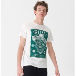 T-shirt z nadrukiem Rum - Kremowy. Białe t-shirty męskie House, s, z nadrukiem, bez kołnierzyka. W wyprzedaży za 29,99 zł.