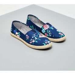 Espadryle z nadrukiem w kwiaty. Niebieskie espadryle damskie Moodo, z nadrukiem, bez obcasa. Za 29,99 zł.