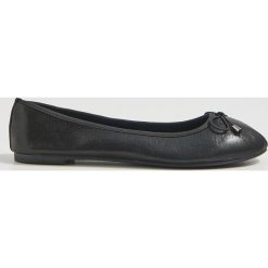 Baleriny - Czarny. Czarne baleriny damskie Sinsay, bez wzorów, bez obcasa. Za 19,99 zł.