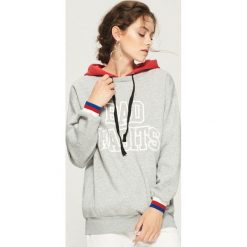 Bluza z kontrastowym kapturem - Jasny szar. Szare bluzy damskie Sinsay, l. W wyprzedaży za 49,99 zł.