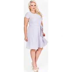 Rozkloszowana sukienka koktajlowa z krótkim rękawem szary. Szare sukienki damskie N/A, plus size, bez wzorów, z poliesteru, bez kołnierzyka, plus size, z krótkim rękawem, krótkie, mini, rozkloszowane. Za 132,94 zł.