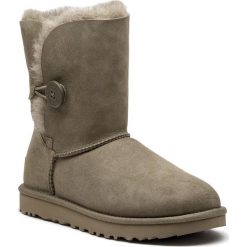 Buty UGG - W Bailey Button II 1016226 W/Alp. Zielone buty zimowe damskie marki Ugg, ze skóry, na niskim obcasie. Za 919,00 zł.