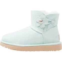 Buty zimowe damskie: UGG MINI BAILEY BUTTON POPPY Botki poppy aqua