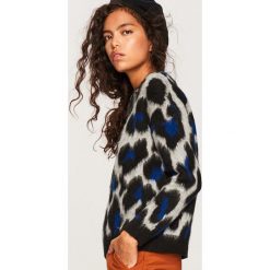 Sweter w cętki - Wielobarwn. Szare swetry klasyczne damskie Reserved, m. Za 139,99 zł.