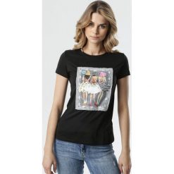 Czarny T-shirt Phalisyle. Czarne bluzki damskie Born2be, s, z haftami, z okrągłym kołnierzem. Za 49,99 zł.