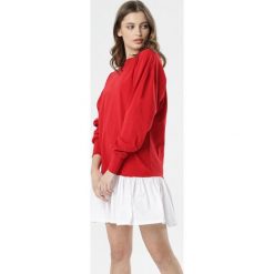 Czerwona Sukienka Loraina. Czerwone sukienki damskie Born2be, na co dzień, xl, bez wzorów, z dzianiny, z kontrastowym kołnierzykiem, z długim rękawem, długie, mini. Za 79,99 zł.